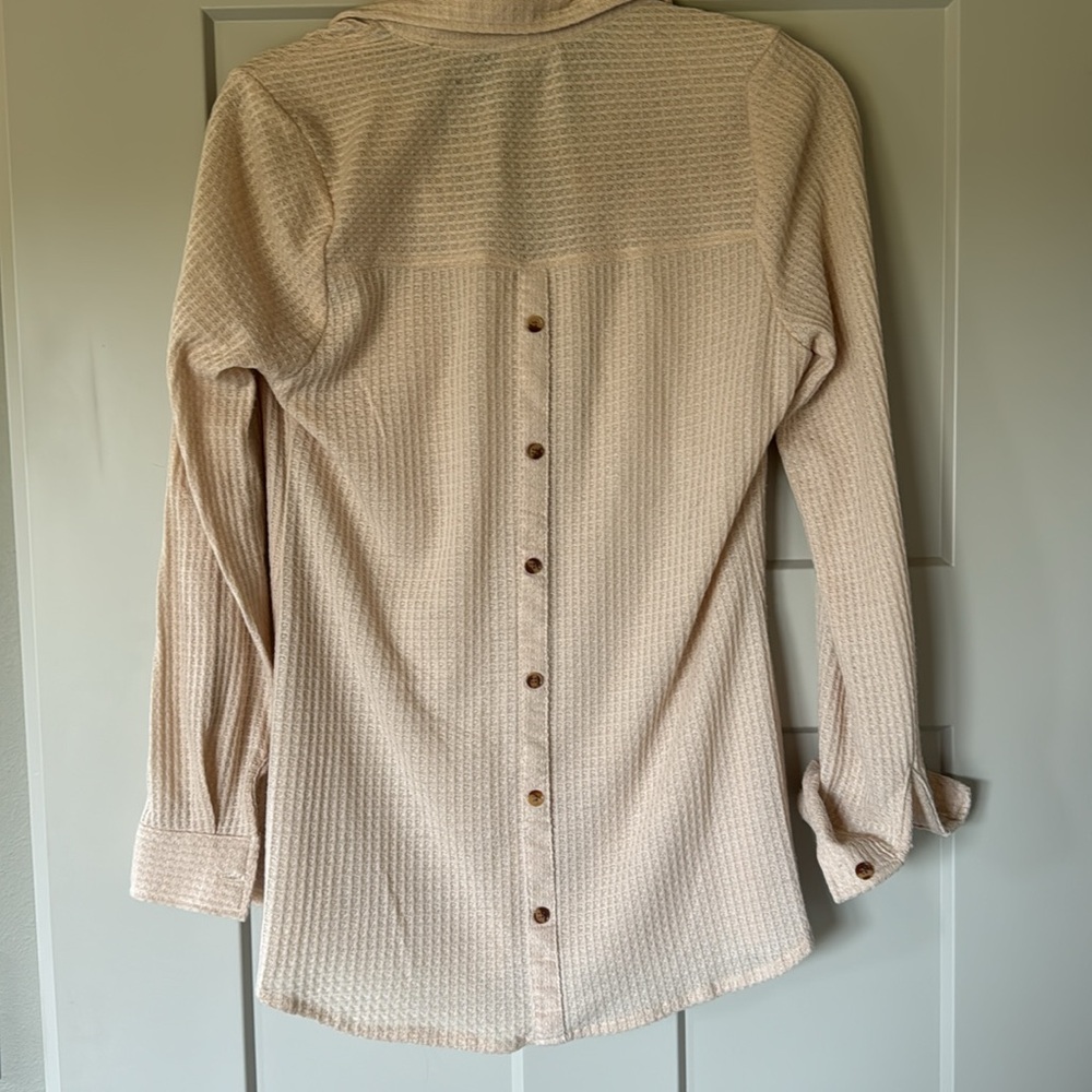 The Buckle Daytrip oatmeal waffle button down top with button back detail